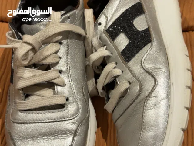 حذاء هوجن (Hogan) إيطالي أصلي - فضي ميتاليك - مقاس 37 - بحالة ممتازة