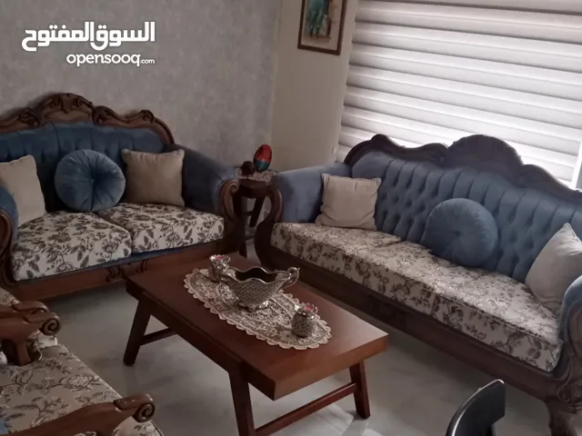 طقم كنب زان 7 مقاعد مع طاولة وسط و طاولتين جانبيات شبه جديد