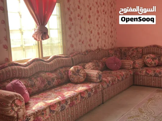 كراسي مجلس نساء  ( 6 كراسي ) بلون وردي مختلط مع طاوله تابعه