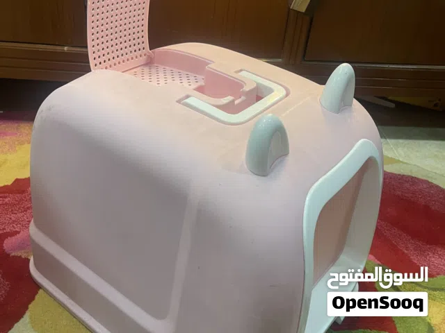 بيت قطط نظيف حجم متوسط  بحالة جيدة
