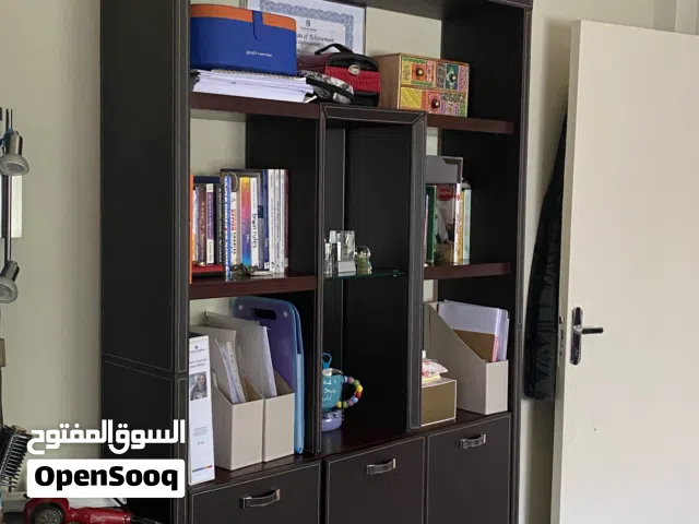 خزانه مع رفوف خشب ملبسة جلد بدني درزة ابيض