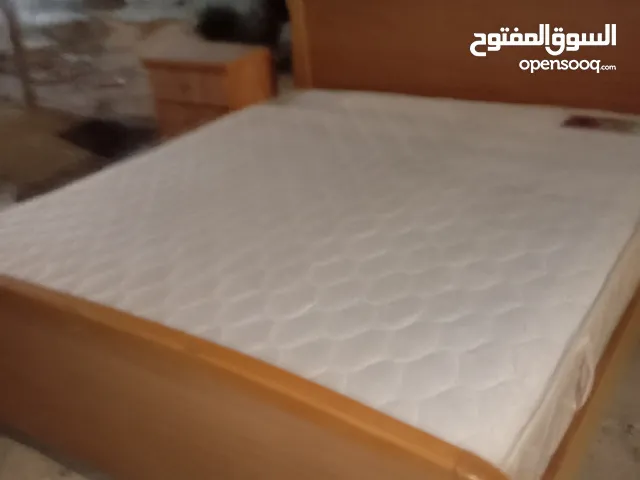 تخت مجوز بحالة وكالة مع فرشة نضيفة مع كومدينات