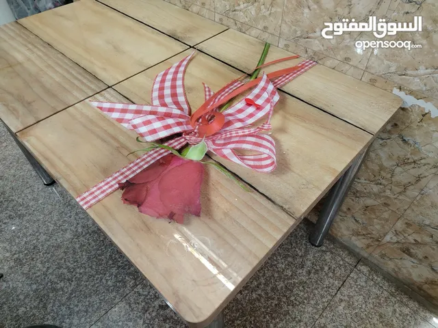 طاولة طعام حجم ستة أشخاص بدون كراسي بحالة جيدة جداً