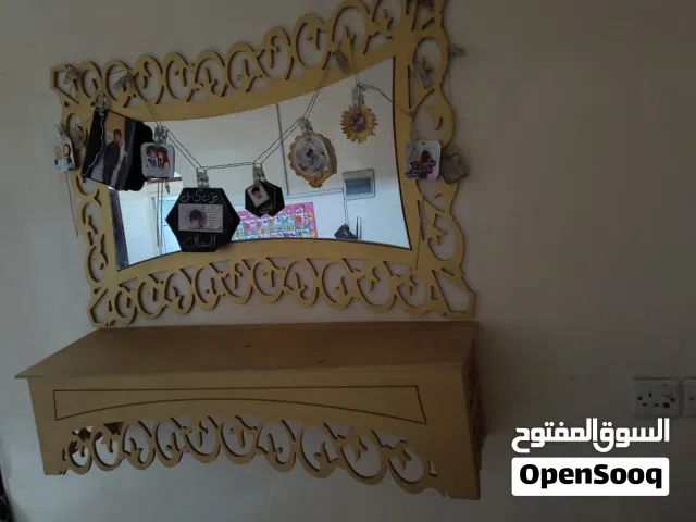 مرايا ذهبيه ع برواز خشب ذهبي مع رف خشبية مبروز