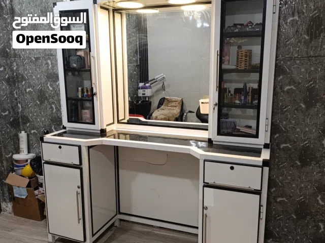 ميز كوافير أو صالون مع اناره في الجانب العلوي المنيوم نظيف 95٪  الموقع القبله خلف البريد السعر 150