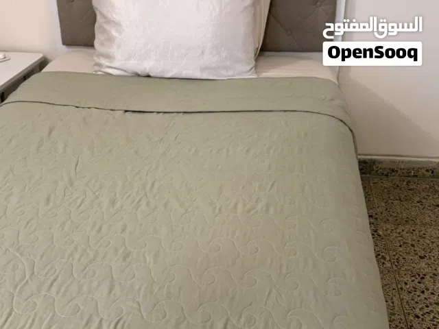 غرفة نوم بيضاء