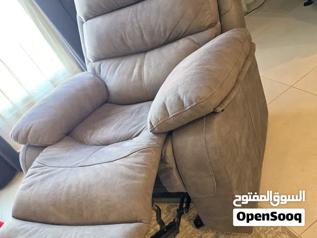 كرسي ريكلاينر (استرخاء) رمادي للبيع – حالة ممتازة سعر نهائي