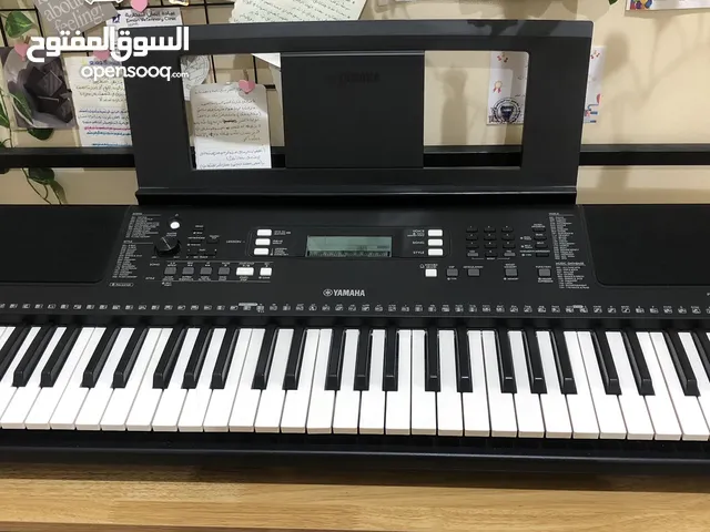 بيانو ياماها للبيع بسعر رمزي نظيفة وتعتبر يديدة مع استخدام قليل فقط Yamaha piano psr-E373 for sale