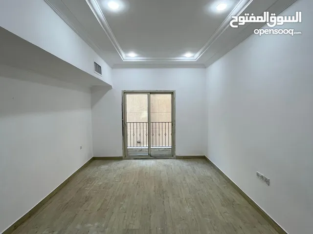 شقة مع بلكونة للإيجار في السالمية قطعة 6