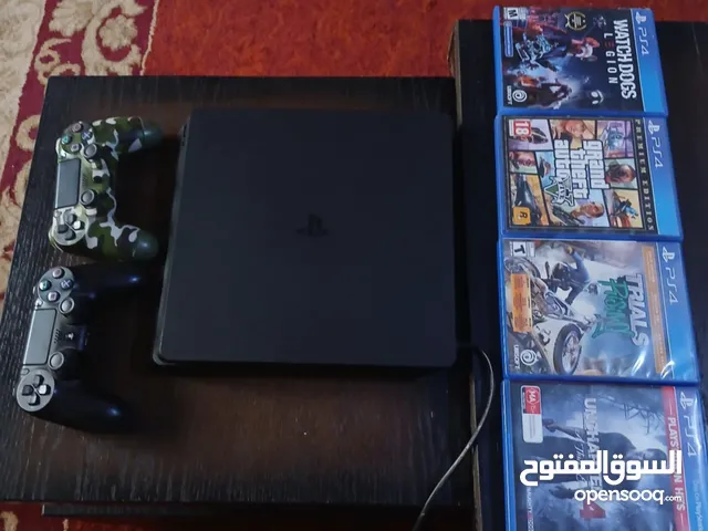 بلايستيشن 4 سليم مساحته 1 تيرا مع يدتين وحدة اصلية والثانية كوبي واربع العاب مستعمل بحالة ممتازة