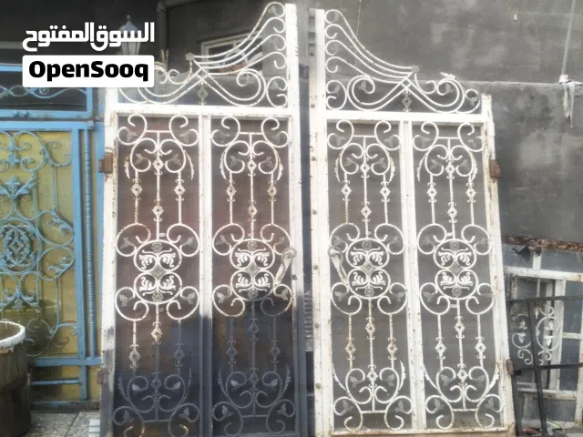 باب خارجي منزلي للبيع   وبيه مجال قليل مواصفات الباب عرض2متر و60 ارتفاع 3 متر