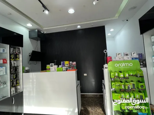ديكور محل نقاللات تام بالاضاء متاعه 4 دولايب يعتبرو جدد طاولة في وسط المحل 1.5*في 1.5 زجاجية ومضيئ