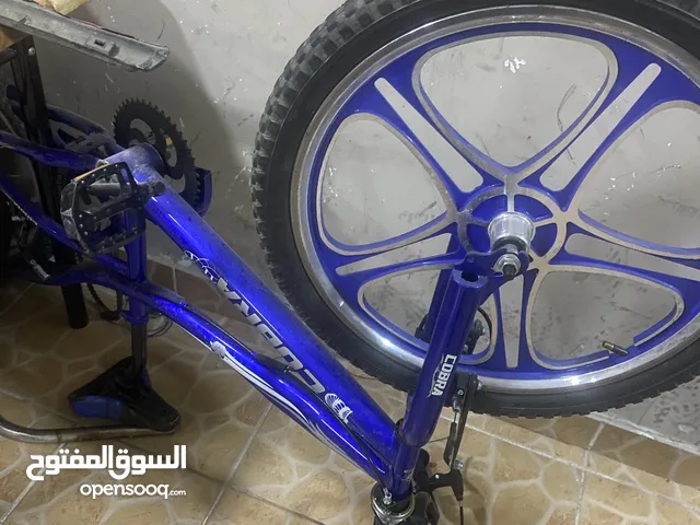 سيكل مستعم و التاير الي وره يبي ليه تركيب و البريك الي وره خراب