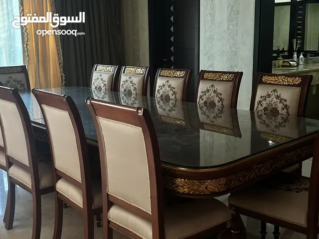 !! Dining Table for Sale-طاولة طعام انيقه للبيع بطابع كلاسيكي راقي