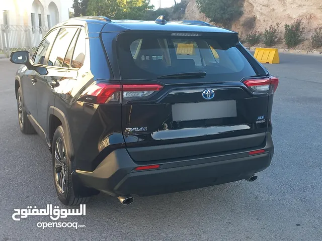 تويوتا راف 4 لون اسود ملوكى وارد وكفالة الوكالة مع فتحة سقف XLE 2023