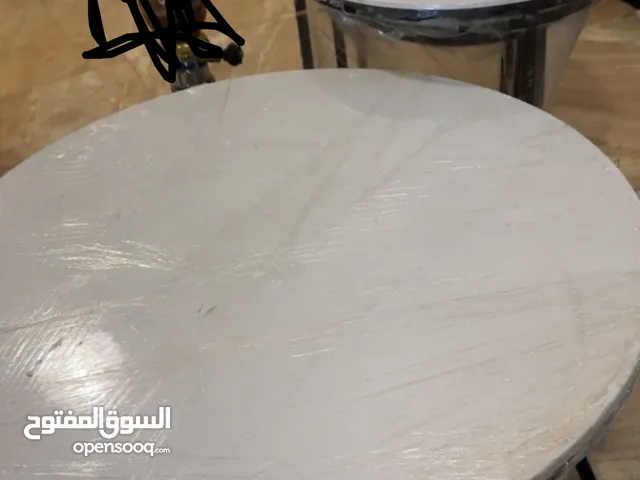 ميز وسطي ابيض مع 3 طبلات