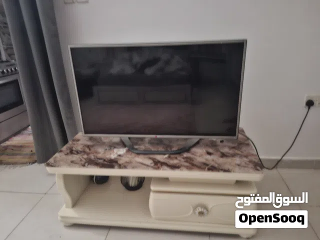 تلفزيون للبيع نظيف جدا مع طاولة.