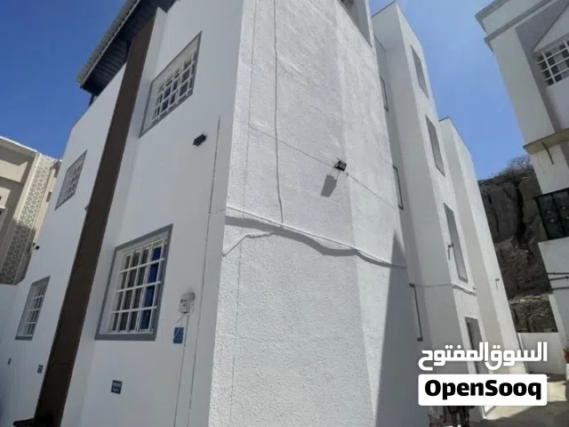 شقة للبيع في الطابق الارضي في مبنى مكون من خمس شقق فقط عبارة عن غرفتين وصالة وحمامين ومطبخ ومخزن صغي