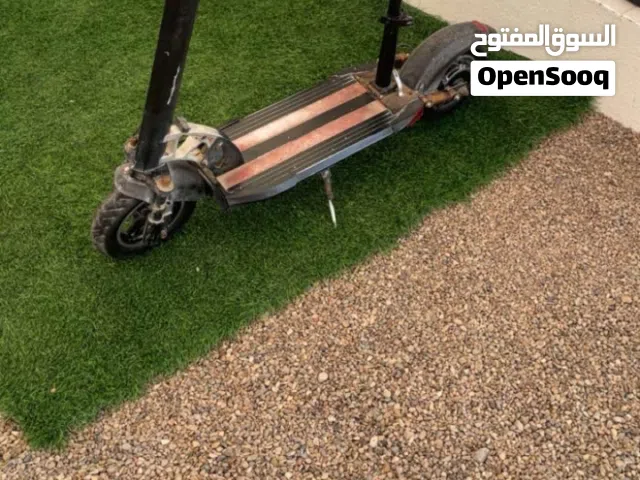 السكوتر شغال واموره طيبه بس مافيه بريك وكل شي شغال فيه مفتاح رموت وفيه شرش للتعبئة