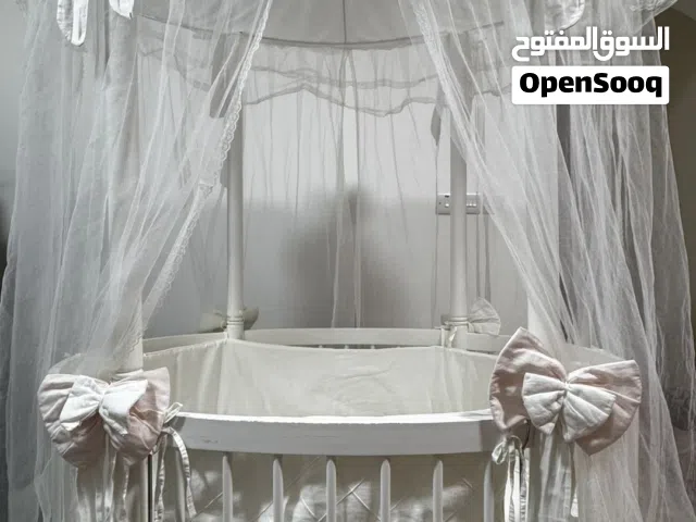 سرير أطفال جاهز للتسليم مع لوازمه Baby crib with its accessories