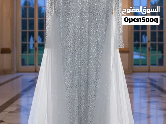 ستان سهرة فضي فاخر – لمسة أناقة ملكية