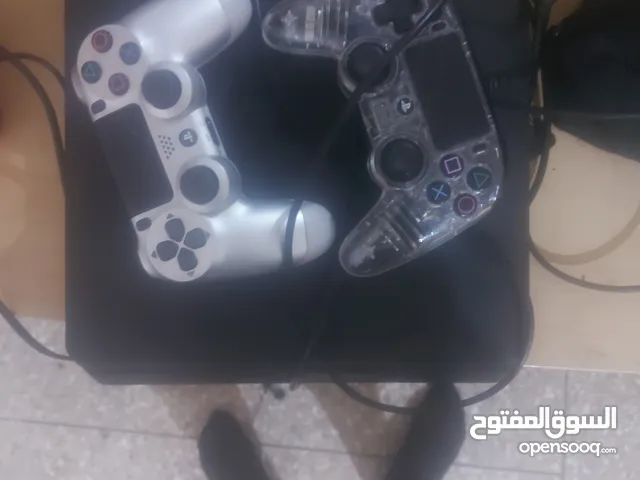 بلايستيشن 4 للبيع مع 2 دراع تحكم و بعض العاب