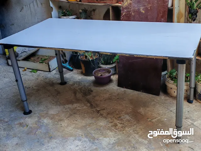 طاولات وجه خشب وقاعدة حديد طاولات ثقيلة بحالة ممتازة طاولتين بسعر 25دينار عنوان عمان الهاشمي الشمالي