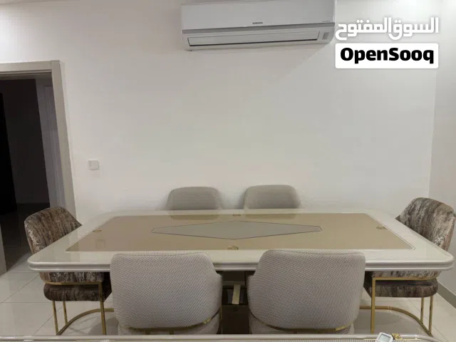ميز طعام نظيف
