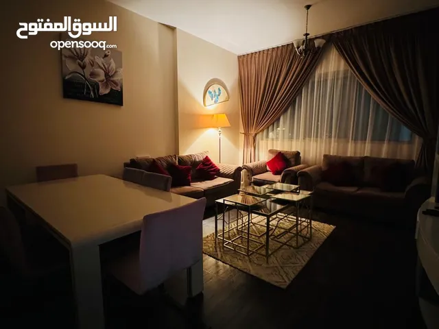 شقه للايجار غرفتين وصاله ومطبخ وحمامين مفروشه مكيفات راكبه دخول ذكي ايجار شهري 1500 درهم شامل المويه