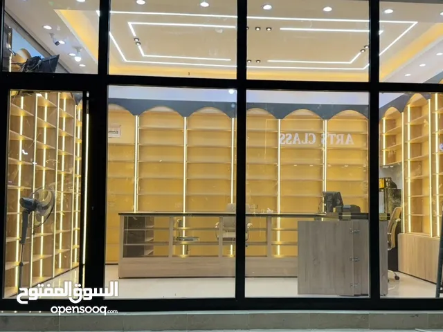 اثاث صيدلية جديد للبيع (فاترينات رفوف و ميز HDF)