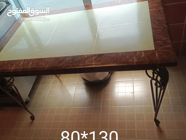 طاولة رخام ثقيلة قاعدة حديد واربع كراسي حديد