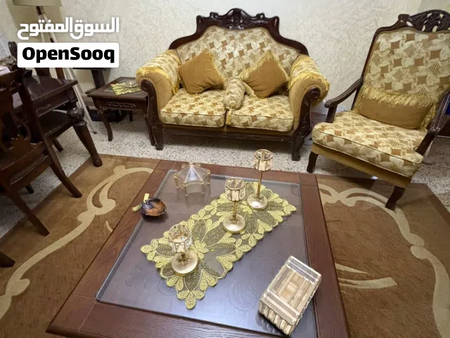 طقم كنب تفصيل تسعه مقاعد مريح جدا وخشب نظيف والفرش جدا نظيف مع طقم طاوله كبيره وثنتين جانبيات