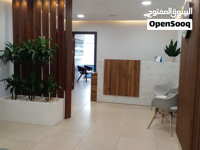 عيادة للبيع بداعي السفر / ضمن مجمع طبي متكامل /شارع الصخرة المشرفة ( شارع الاذاعه )
