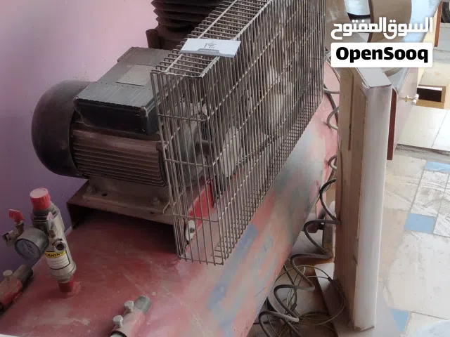 معدات نجارة كامله مع المعرض دولاب وطاولات وجزامات