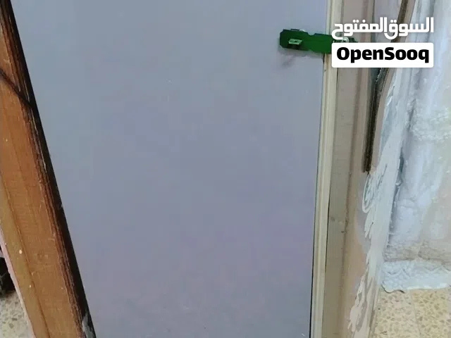 ثلاجه صغيره استعمال قليل ما بيه شى تبرد واجمد حجم 8قدم