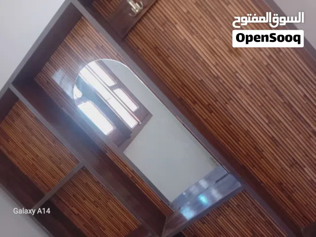 مدخل مكون من علق ملابس ورف الاحذية ومراه