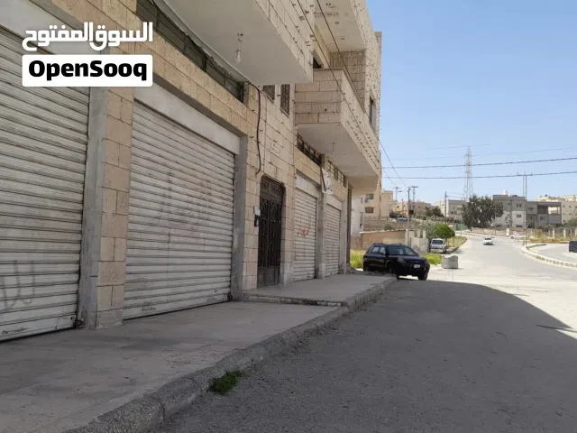 مخازن للإجار  موقع حيوي وشارع مهم وذو حركة ومساحة كبيرة للمخزن  بالاضافة الى مسافة لاصفطاف السيارات
