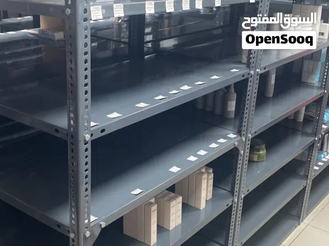 ستاندات و ارفف تخزين و مكاتب و كبتات بحاله ممتازه