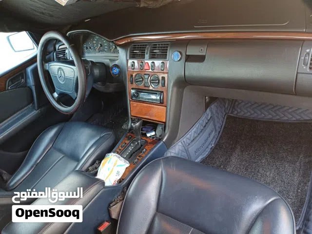 مرسيدس قرش ونص 96 لون سلفر اوتوماتيك بحالة ممتازة ، مشيتها نخب ومش بحاجة لقرش صيانة