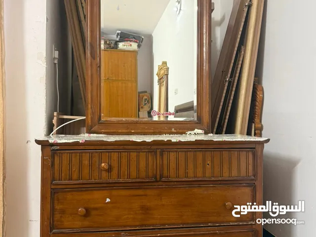 كنتور مع ميز غرفه