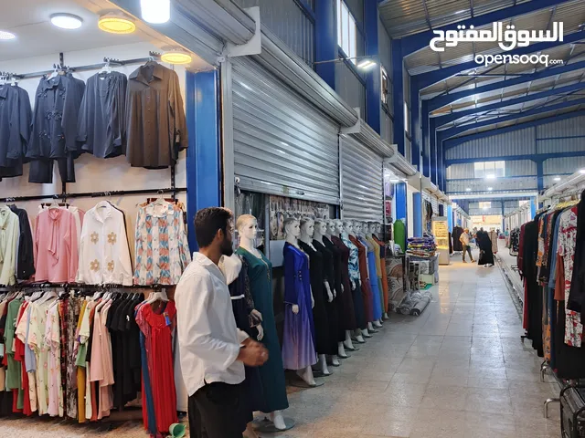 محل ملابس للبيع مع كامل ملحقاته