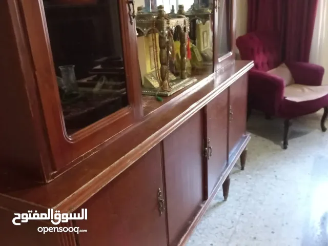 خزانة لغرفة الطعام مع مرايا في الوسط.