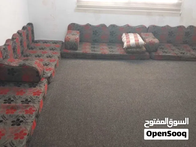 طقم كنب وفراش عربي بحاله جيده جدا