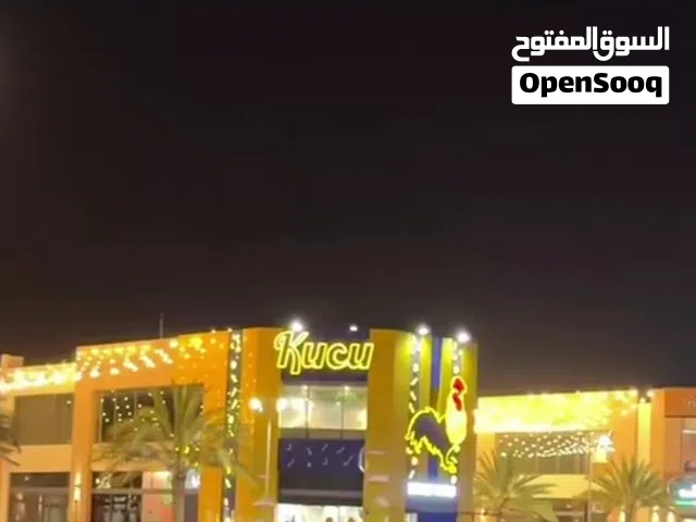 مطعم وجبات سريعة للبيع في سوق بركاء مقابل سوق يحوي براندات واكثر من 100 محل للظروف 3800 فقط من 7500
