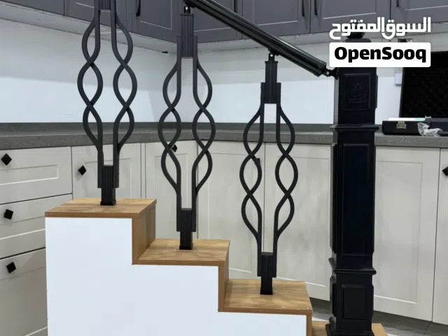 محتاج شخص يشد محجر المنيوم