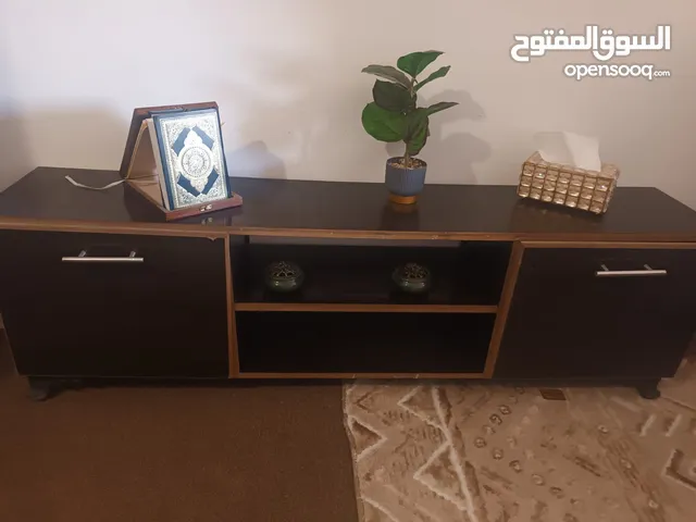 طاولة شاشة شبه مستعملة جديدة ما فيها كسر