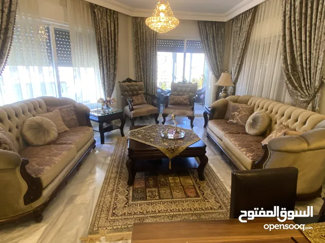 طقم كنب لغرفة ضيوف مستعمل 2 ثنائية كبيرة 2 مفرد مع طاولات للبيع