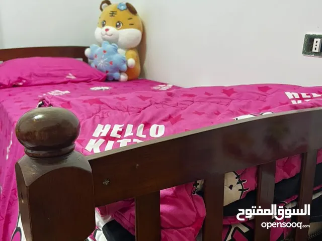 للبيع السرير الموجود في الصوره موجود منه 2 سراير أطفال جميله وعمليه و3 كميدينو أنيقات للبيع