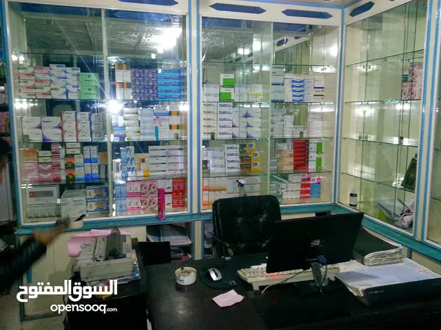 ديكورات تخشيبه ديكور محل كامل للبيع خشب وخلفيه مرايات ورفوف زجاج مع رفوف حديد للمخزن الداخلي
