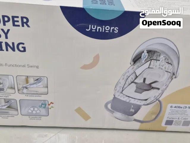 سرير أطفال مع ملحقاته و أرجوحة و مقعد سيارة للأطفال